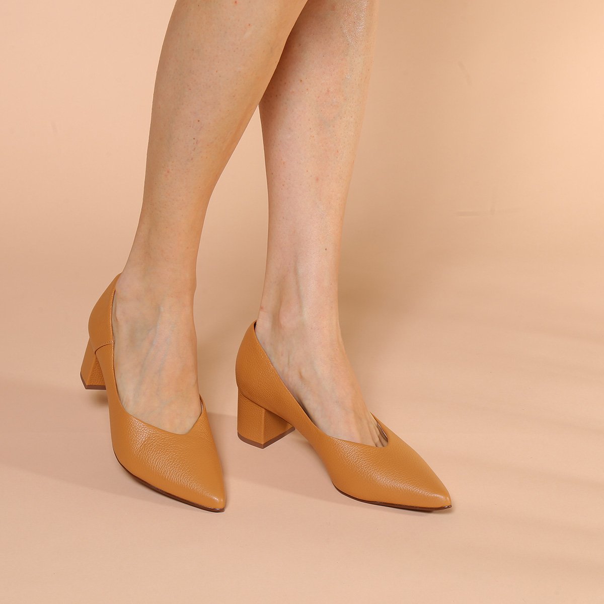 scarpin caramelo salto baixo